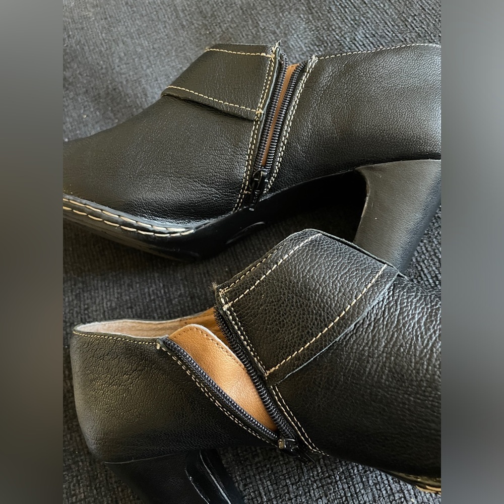 Söfft Women's Willa Black Leather
Heeled Side Zip Ankle Bootie - Picture 4 of 13